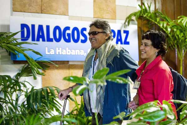 Comandante das FARC-EP guerrilheiros esquerdistas Jesus Santrich (D), e Maritza Garcia (E) chegam no Palácio de Convenções de Havana para as conversações de paz com o governo colombiano