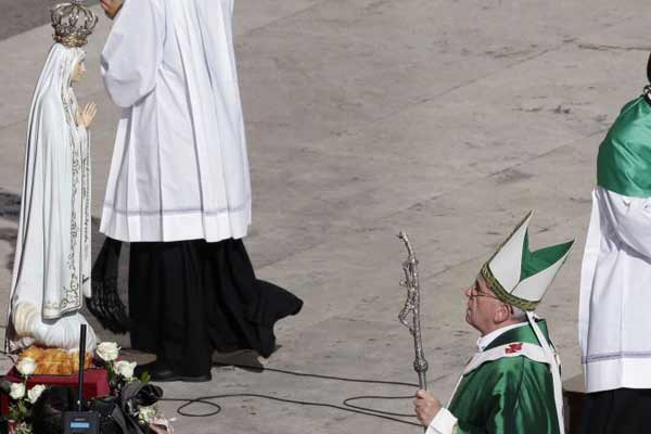 No sábado (12/10), Papa Francisco rezou em frente a imagem da santa de Portugal