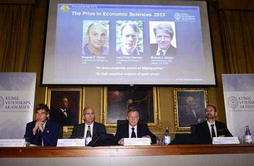 Integrantes da Academia Real Sueca de Ciências, Per Krusell, Staffan Normark e Per Stromberg anunciam os vencedores do Prêmio Nobel de Economia, em Estocolmo (Claudio Bresciani/TT News Agency/Reuters)