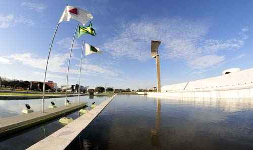 Memorial JK com céu aberto desde as primeira horas da manhã, brasilienses podem andar pela capital federal sem se preocupar com a chuva