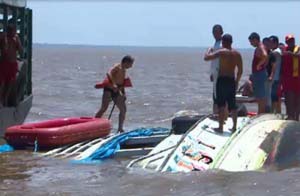 O barco Capitão Reis 1 naufragou por volta das 10h30 de sábado (12/10)