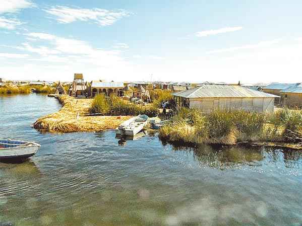 Casas à beira do Titicaca: construção típica dos descendentes dos uros que habitam hoje o Peru