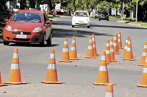 Cones sinalizam a pista entre a 315 e a 115 Sul: falta de marcação deixa motoristas e pedestres confusos