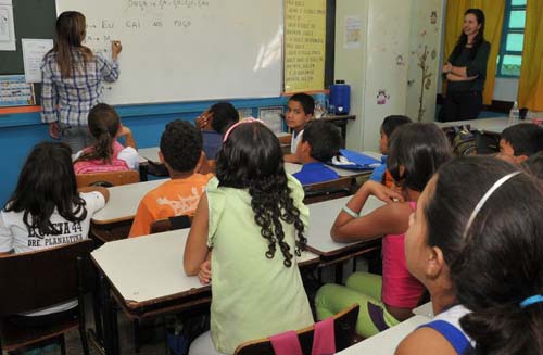 Crianças fazem atividades em sala de aula na escola E.C. ETA 44, na Zona Rural de Planaltina