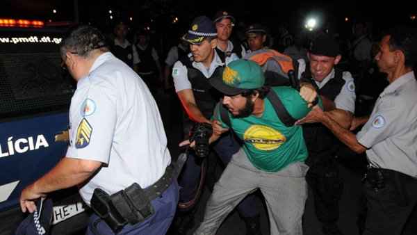 Um dos sete manifestantes detidos durante manifestação no Dia dos Professores