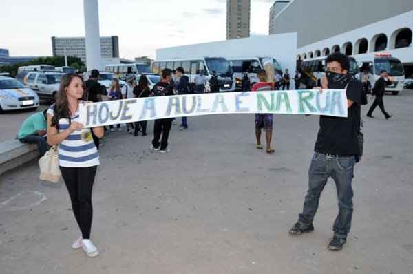 Estudantes concentrados esperam o início da Manifestação dos Professores no Complexo Cultural da República