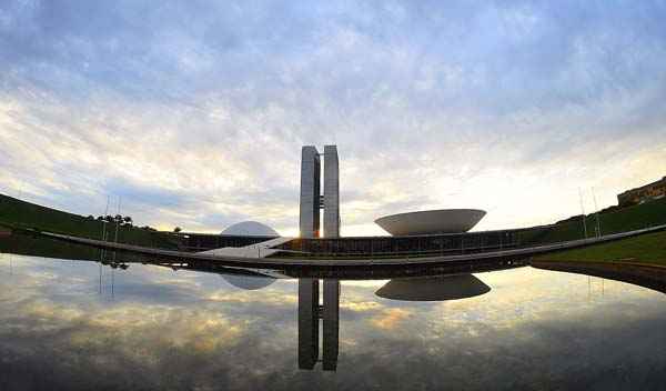 Brasília amanhece com céu parcialmente nublado a nublado. Ao longo do dia, a temperatura na capital federal pode chegar a 30 ºC