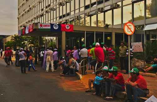 Manifestantes reunidos em frente ao Ministério da Agricultura