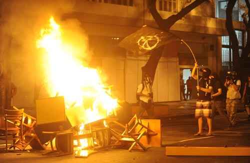 Grupos de mascarados que apoiavam o protesto entraram em confronto com policiais militares na Cinelândia, no Centro do Rio