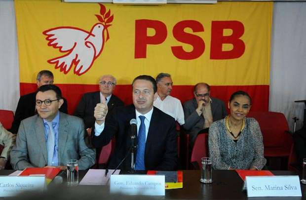 A ex-senadora Marina Silva esteve presente, nesta manhã de quarta-feira (16/10), na reunião do Diretório Nacional do PSB, em Brasília. É a primeira vez que Marina participa do encontro, após se filiar ao partido para concorrer às eleições de 2014. Ao lado dela está o presidente da legenda e governador de Pernambuco, Eduardo Campos.