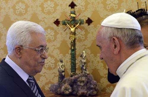 Papa Francisco conversa com o presidente palestino, Mahmoud Abbas, durante uma audiência privada na biblioteca pontífice no Vaticano