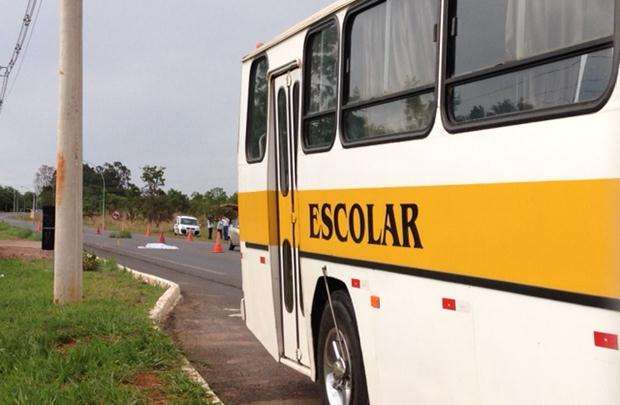 Ao se soltar do irmão e correr em direção à via, a criança se abaixou na tentativa de passar por baixo do ônibus