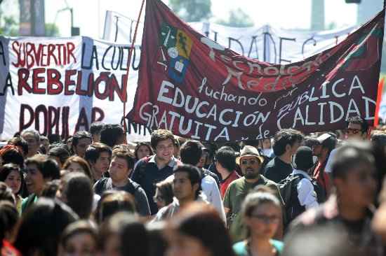 Em seus cartazes, eles criticam o modelo educacional imposto pela ditadura de Augusto Pinochet