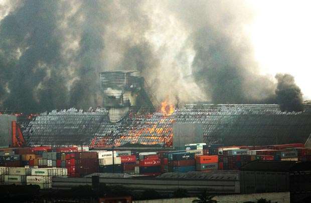 Quatro armazéns com açúcar queimam no porto de Santos, o maior da América Latina, a cerca de 60 km de São Paulo