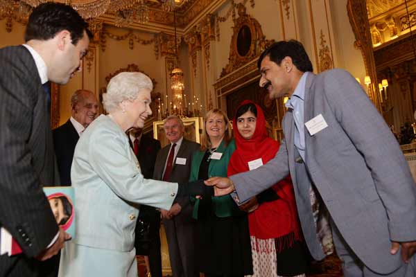 Encontro ocorreu no Palácio de Buckingham nesta sexta-feira (18/10)