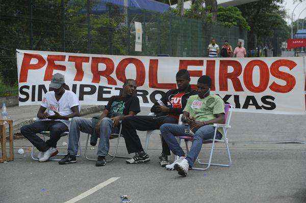 Cerca de 30 pessoas se reúnem em frente à REDUC (Refinaria Duque de Caxias) em apoio à greve dos petroleiros.