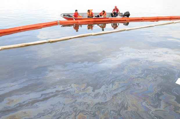 CBMDF recolhe amostras de novo local onde houve vazamento de óleo no Lago Paranoá