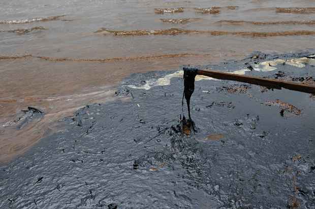 Óleo deixou mancha com mais três quilômetros de extensão no Lago Paranoá