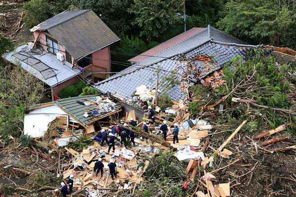 Imagens aéreas mostram casas destruídas após passagem de tufão em ilha do Japão