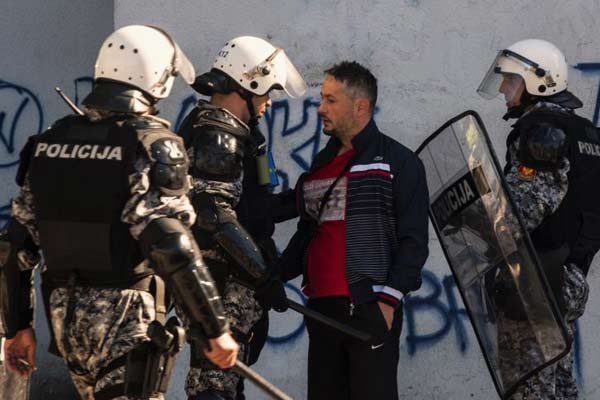 Polícia respondeu com gases lacrimogêneos e agrediu os manifestantes mais violentos com cassetetes