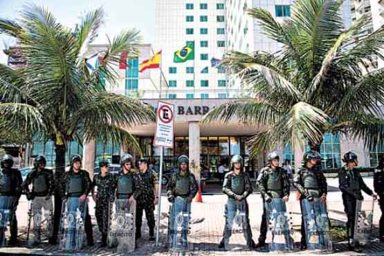 Exército faz a segurança do Hotel Windsor, no Rio, onde, às 14 horas, serão abertos os envelopes com as propostas tão esperadas pelo Planalto. Manifestantes prometem muito barulho