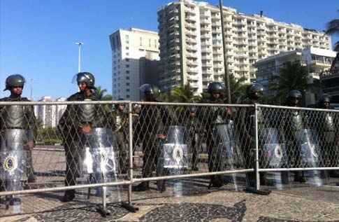 O tumulto tomou conta das ruas da Barra, no Rio de Janeiro. Manifestantes deixaram rastro de destruição e polícia age com tiros de bala de borracha e bombas