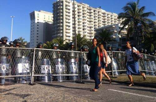 Força policial montou duas barreiras para conter manifestantes