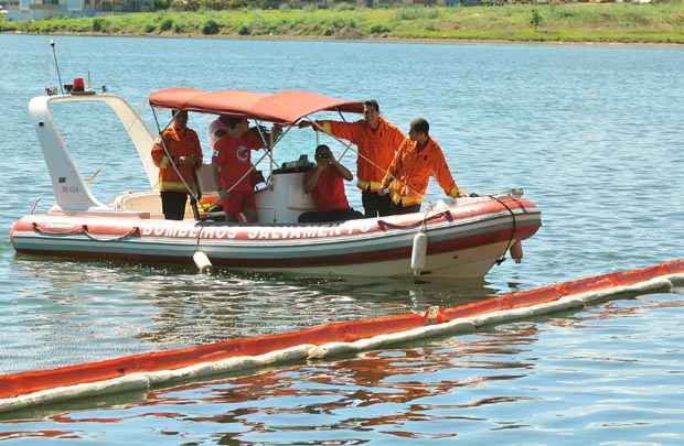 Corpo de Bombeiros percorre Lago Paranoá, que foi atingido por mancha de óleo