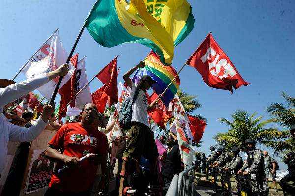 Em resposta ao protesto, policiais dispararam balas de borracha e bombas de efeito moral contra os revoltosos que fugiram para a praia