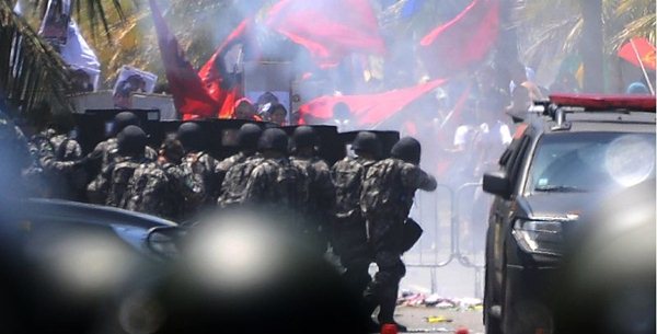 Forças de segurança em choque com ativistas em frente ao hotel onde ocorreu o leilão na tarde desta segunda-feira (21/10)