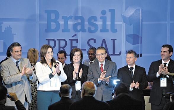 Graça Foster, presidente da Petrobras, comemora com Magda Chambriard, da ANP, e com o ministro Edison Lobão