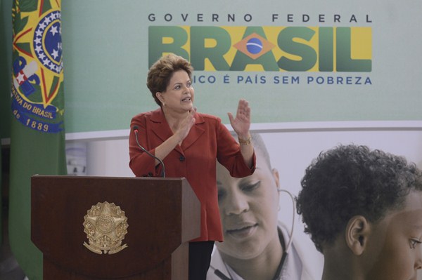 Uma das mudanças transferiu para o Ministério da Saúde a responsabilidade de emitir o registro provisório para que os médicos com diplomas do exterior possam trabalhar no programa