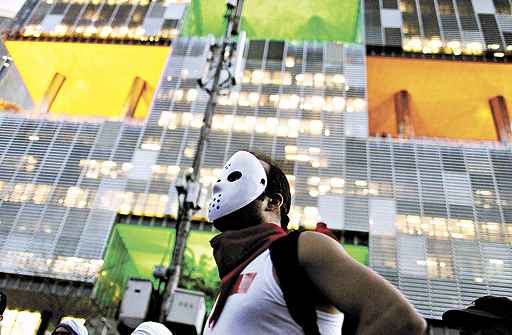 Manifestantes, entre eles, petroleiros e jovens mascarados, têm protestado constantemente em frente a sede da companhia, no Rio