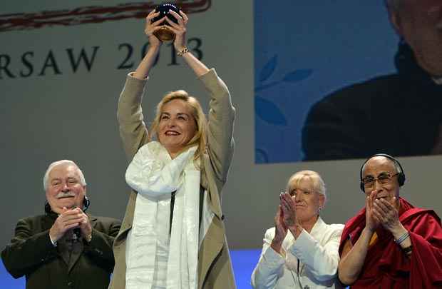 Atriz Sharon Stone recebe o Prêmio da Paz entregue por Dalai Lama (D), Betty Williams e Lech Walesa (L), no final de um evento em Varsóvia