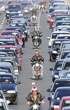 Fila de motos em congestionamento na EPTG : cena cada vez mais frequente nas vias da capital