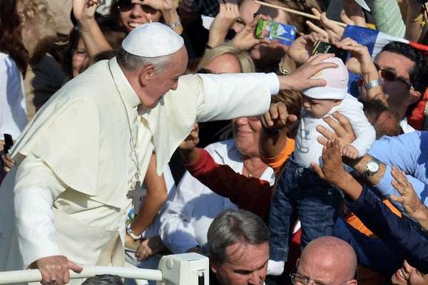 Segundo os organizadores, mais de 100.000 pessoas participaram no domingo na missa celebrada pelo Papa