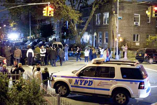 Polícia isola área em torno de residência no Brooklyn, onde mãe e quatro filhos foram mortos a facadas