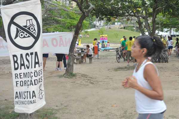 De acordo com Anistia Internacional, a prefeitura do Rio removeu mais de 19 mil famílias de suas casas desde 2009