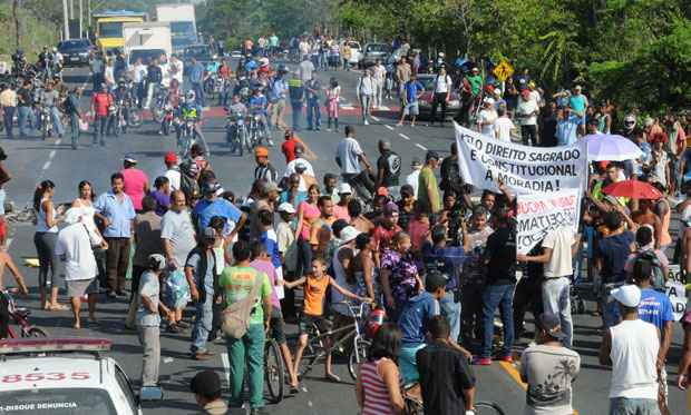 Com faixas e cartazes, manifestantes defendem a moradia deles