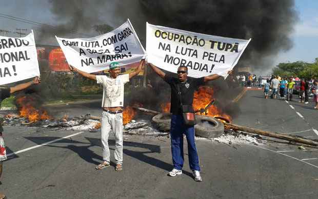 Manifestantes queimaram pneus e impediram a passagem de veículos na rodovia