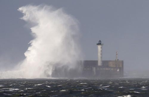 Ondas se chocam contra farol durante uma tempestade em Boulogne sur Mer, no Norte da França