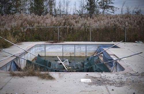 Destroços de piscina destruída pela supertempestade Sandy, na Praia Oakwood, de Staten Island, em Nova York