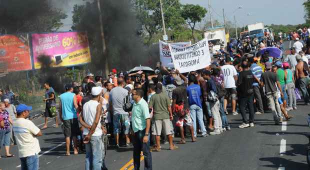 Polícia Militar monitora protesto na estrada que liga Contagem a Esmeraldas