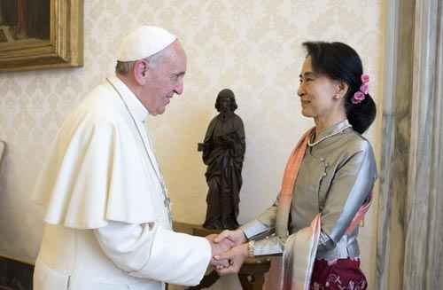 Papa Francisco cumprimenta líder pró-democracia Aung San Suu Kyi em reunião no Vaticano