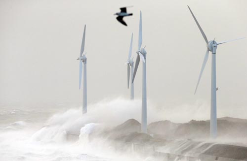 Ondas batem contra as turbinas eólicas durante uma tempestade que atinge Boulogne sur Mer, no Norte da França