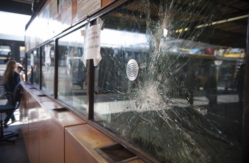 Instalações do terminal de ônibus Dom Pedro II, bancos e caixas eletrônicos apresentam sinais da depredação ocorrida durante protesto