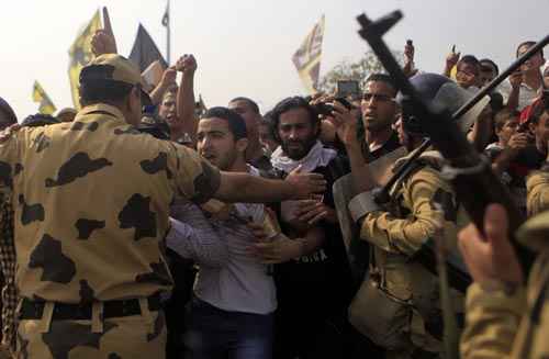 Exército impede estudantes de marchar até a praça Al-Adawiya Rabaa, no Cairo