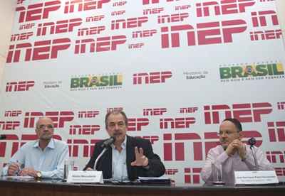 O ministro Mercadante, ao lado do presidente do Inep, Luiz Cláudio Costa, e do secretário executivo do MEC, Henrique Paim, afirma que sucesso é consequência da busca do aprimoramento