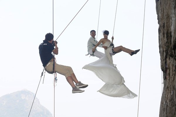 Noivos durante escalada em uma montanha de Guangxi Zhuang, em Liuzhou