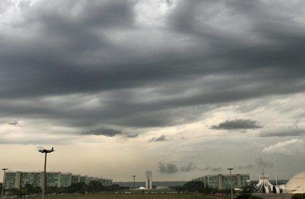 Céu ficará de encoberto a nublado com pancadas de chuva e trovoadas